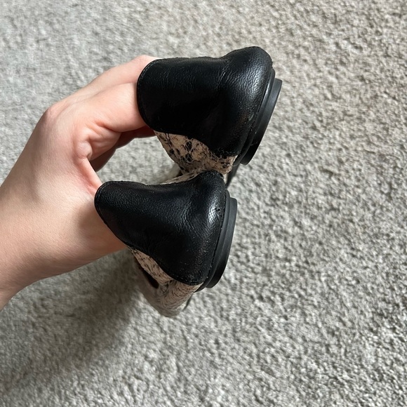 Cole Haan Women’s Size 7.5 Snakeskin Grand OS Casual Slip On Ballet Flats - Picture 3 of 4